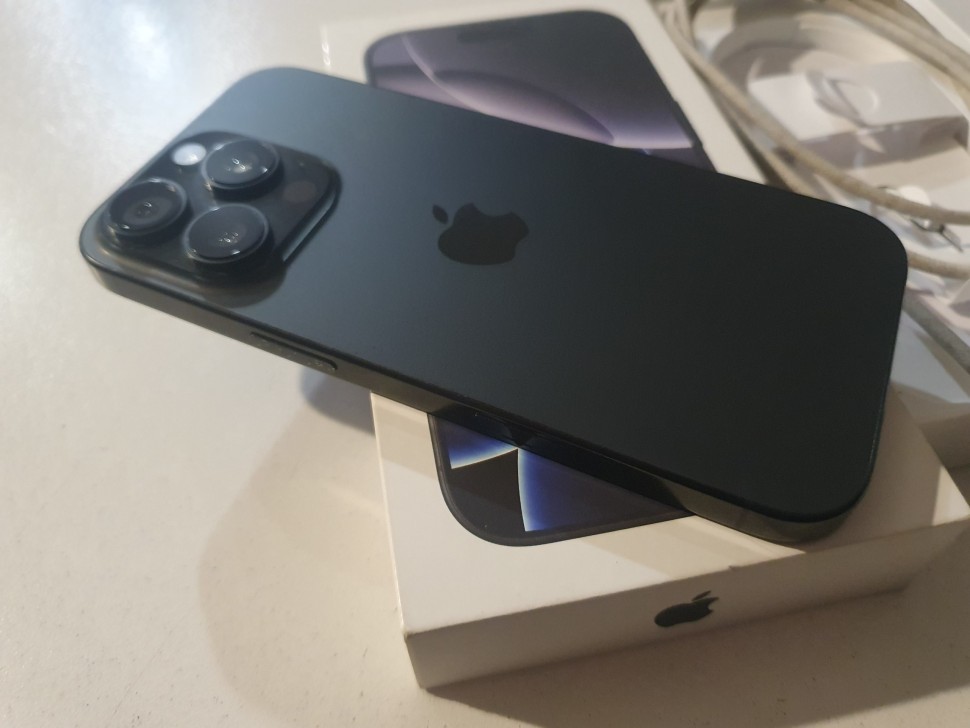 Apple iPhone 16 Pro, фото 10
